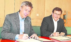 Startschuss für eine energiefreundliche Gemeinde Birkenfeld. Rolf Schönhaar (links) und Bürgermeister Martin Steiner unterzeichneten den gemeinsamen Vertrag für eine gute und erfolgreiche Zusammenarbeit. Foto: Schwarzwälder-Bote