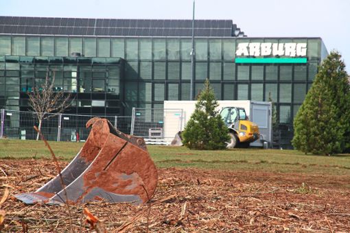 Die vorbereitenden Arbeiten zum Bau der neuen Montagehalle bei Arburg laufen derzeit auf Hochtouren.  Foto: Rath Foto: Schwarzwälder Bote