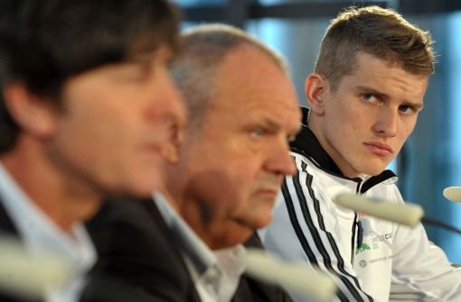 Nationaltrainer Joachim Löw (links) mit Pressesprecher Harald Stenger und Nationalspieler Lars Bender (rechts) bei einer Pressekonferenz in Bremen. Foto: dpa