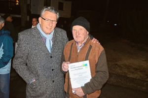 Ortsvorsteher Peter Engesser (links) gratuliert Hans Kaltenbach.   Foto: Bantle Foto: Schwarzwälder Bote