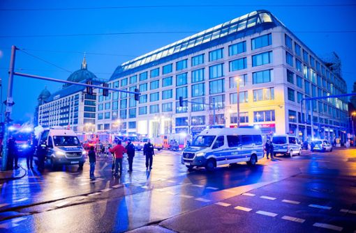 Kräfte von Feuerwehr und Polizei sind auf der Karl-Liebknecht-Straße vor dem Hotel im Einsatz. Foto: dpa/Christoph Soeder