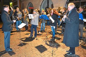 Die Stadtkapelle beendet das alte Jahr mit einem Konzert auf dem Sulzer Marktplatz. Foto: ah Foto: Schwarzwälder-Bote
