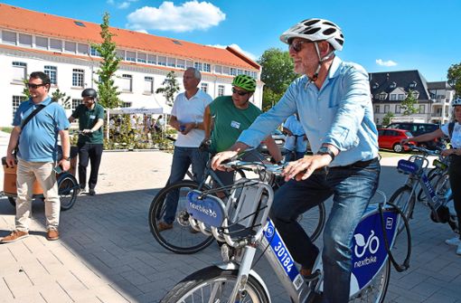 Verkehrsminister Winfried Hermann schwang sich auch selbst auf ein Fahrrad und erprobte mit den anderen Anwesenden einen Abschnitt des geplanten Radschnellwegs. Foto: Merz