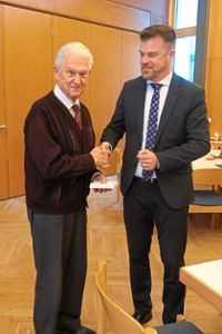 Vorsitzender Martin Schättle (rechts) ehrt Rudi Hug für 65 Jahre Mitgliedschaft.  Foto: Verein Foto: Schwarzwälder Bote