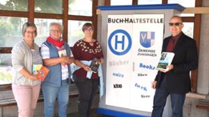 Bürgermeister Oliver Simmendinger (rechts) freut sich mit  weiteren Beteiligten über die Buch-Haltestelle in der Bus-Haltestelle.Foto: Gemeinde Foto: Schwarzwälder Bote