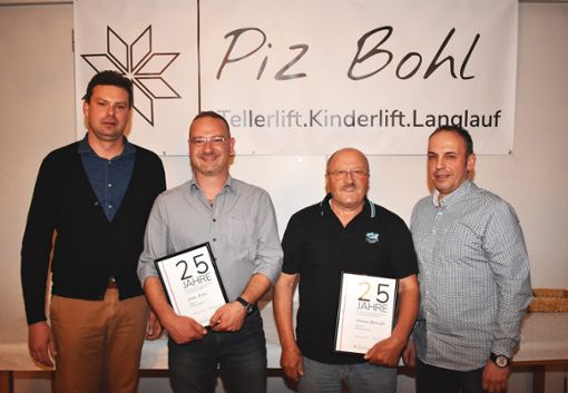 Matthias Kleiner (links) und Frank Schneider (rechts) ehrten Jochen Knobel (Zweiter von links) und Hermann Matheußer für 25 Jahre Mitgliedschaft.  Foto: Born Foto: Schwarzwälder Bote