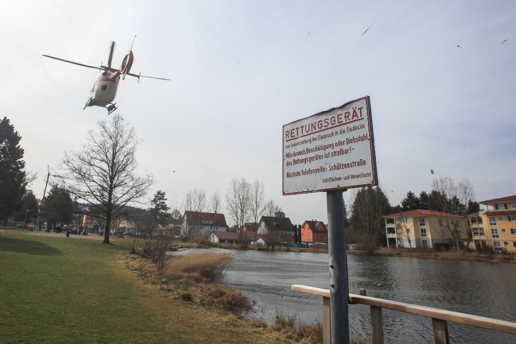 Einsatzort Vorderer See in Schwenningen: Polizei, Rettungsdienst und Feuerwehr waren vor Ort, um sich um das bewusstlose Kind zu kümmern, das in den See gefallen war.