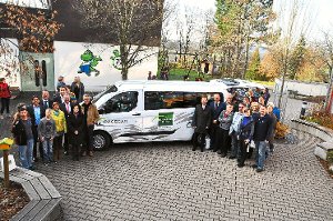 Sponsoren und Ehrengäste freuten sich mit den Schülern und Lehrern der Eichenäcker-Schule über den funkelnagelneuen Schulbus.  Foto: Schwark Foto: Schwarzwälder-Bote
