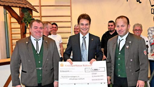 Dieser Geldbetrag kommt von der Gemeinde (von links): Sascha Frommer, Frank Scholz und Johannes Seeburger. Foto: Weisser