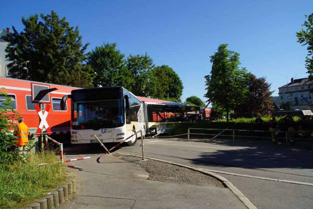Tuttlingen Unfall Zug kracht an Bahnübergang in Bus