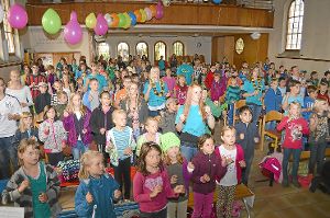 Erwartungsvolle Gesichter bei den 130  Kindern, die gestern in Sulgen von der Dorffreizeit-Band begrüßt wurden (kleines Bild). Fotos: Herzog Foto: Schwarzwälder-Bote