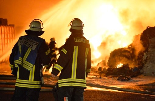 Feuerwehrmänner kämpfen im Entennest in Esslingen gegen die Flammen. Foto: FRIEBE|PR/ Sven Friebe