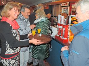 Marlies Schneider vom Ökumenischen Bildungswerk Schonach begrüßt die Besucher mit Sekt oder Orangensaft. Foto: Schwarzwälder Bote