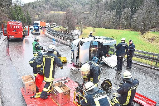 Um den verletzten Autofahrer retten zu können, mussten die Feuerwehren von Schramberg und Sulgen das Dach des Unfallfahrzeugs abtrennen. Foto: Wegner