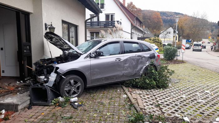 Unfall in Bad Herrenalb: Auto kommt von Straße ab und fährt gegen Hauswand