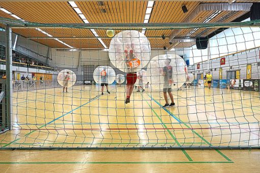 Beim Bubble-Soccer-Turnier der Realschule geht es bei den Spielen heiß her. Fotos: Lück Foto: Schwarzwälder Bote
