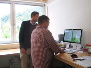 Firmeninhaber Michael Buzzi (rechts) mit dem FDP-Landtagsabgeordneten Daniel Karrais. Foto: FDP Foto: Schwarzwälder Bote