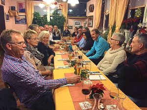 Ein reger Austausch finden beim Treffen der Initiative Blütenbeton in Epfendorf statt.  Foto: Botzenhart Foto: Schwarzwälder-Bote