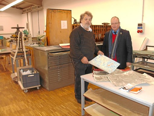 Hermann Kilgus (links) stellte Bürgermeister Reiner Ullrich bei einem Rundgang durch die Halle die einzelnen Gerätschaften der Schaudruckerei  vor.   Foto: Held Foto: Schwarzwälder-Bote