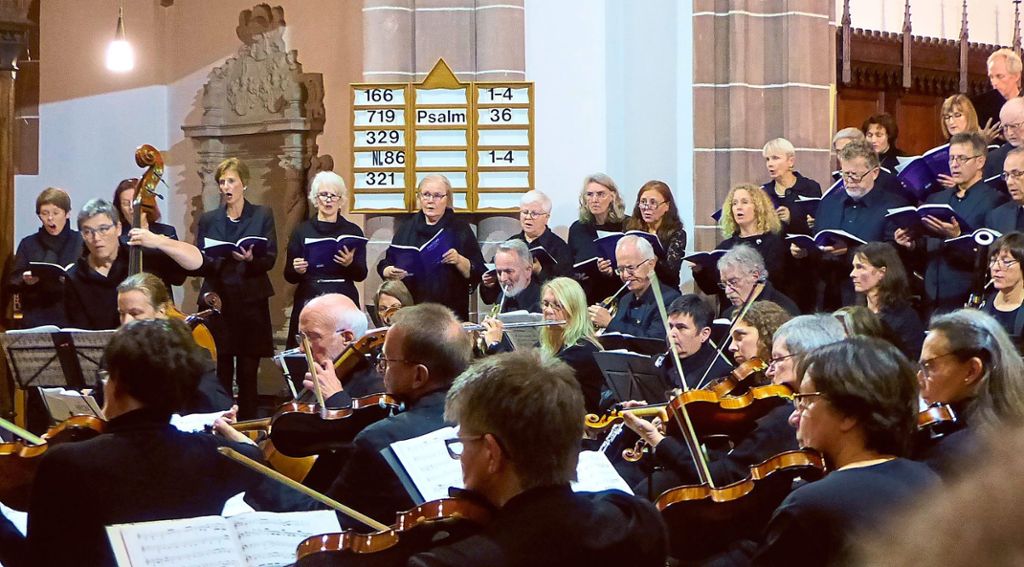 Die Calwer  Kantorei und Kammersinfonie spielten in der Stadtkirche. Foto: Stöß Foto: Schwarzwälder Bote