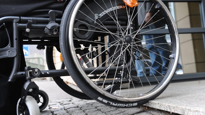 Behinderter Junge braucht Rollstuhl
