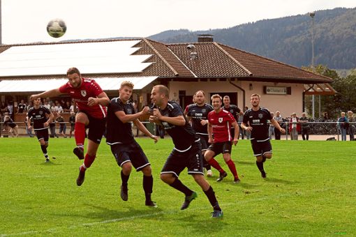 Mit voller Wucht wollen die Spieler des  SC Hofstetten II (im Angriff) beim SV Oberwolfach 2 antreten.Foto: Bayer Foto: Schwarzwälder Bote