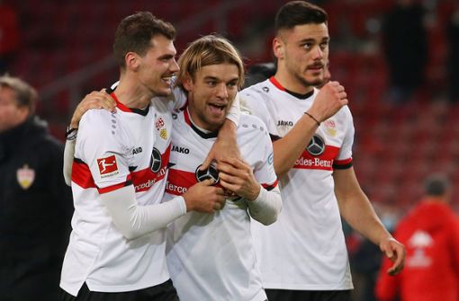 Pascal Stenzel (li.), Borna Sosa (mi.) und Konstantinos Mavropanos gehören zu den dienstältesten Spielern im Kader des VfB. Foto: Baumann
