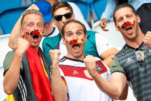 Wer darf am Samstagabend bei der Fußball-Europameisterschaft in Frankreich über den Halbfinaleinzug jubeln? Sind es die deutschen Fans (oben) oder die Tifosi (unten)? Fotos: Taherkenareh/Thew Foto: Schwarzwälder-Bote