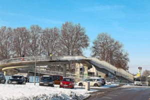 Die Brücke am Orschweierer Bahnhof sollte am Freitag für den Winter gesichert werden. Foto: Decoux