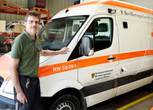 Joachim Gneist zeigt den speziell für Infektionsfahrten vorgesehenen Notfallkrankentransportwagen. Foto: Wagner