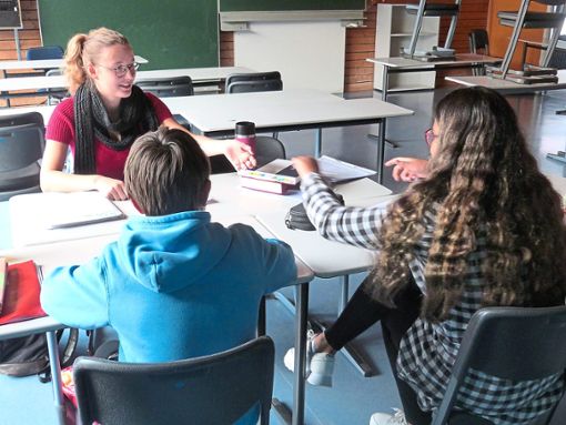 Die Latein-Expertin Svenja Kröhner gibt ihr Wissen an die nächste Schüler-Generation weiter. Foto: Guimouza Foto: Schwarzwälder Bote