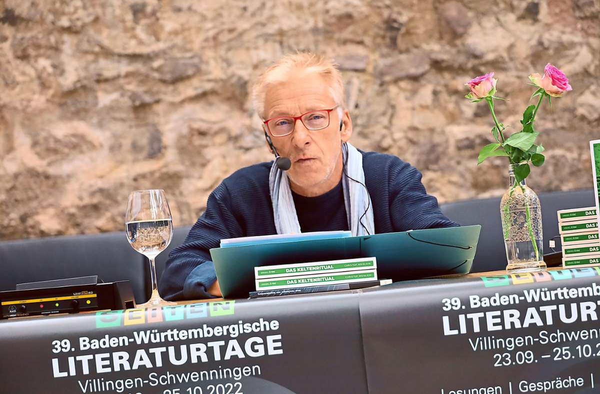 Christof Weiglein, Autor aus Villingen-Schwenningen, las im Franziskaner-Café aus seinem Kriminalroman Das Keltenritual. Foto: Heinig
