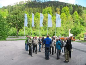 Mitglieder des Heimat- und Geschichtsvereins  informierten sich über die Produktion von Mineralwasser.  Foto: Verein Foto: Schwarzwälder Bote