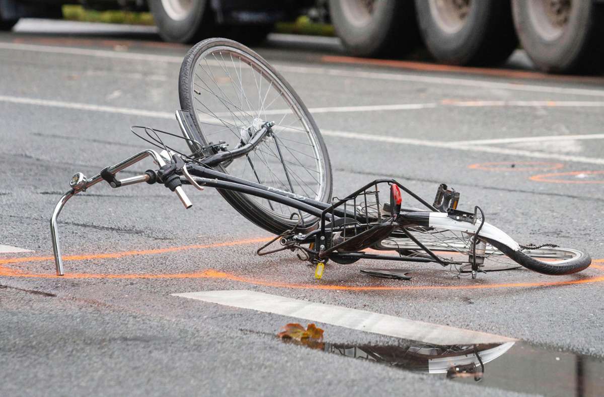 Nach einem Unfall liegt ein zerstörtes Fahrrad auf der Landstraße. (Symbol-Foto) Foto: Arnulf Stoffel/dpa