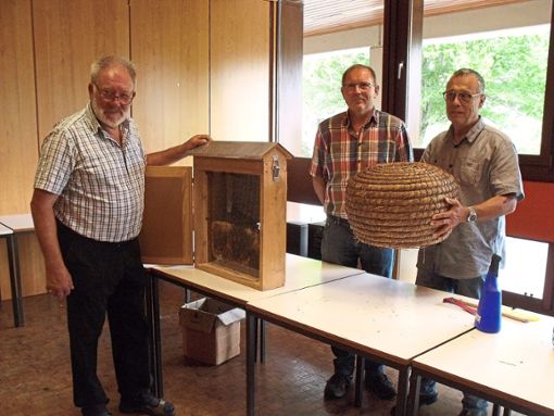 Die drei Imker Friedrich Wolber (von links), Jürgen Letzin und Hermann Rumpel gestalten den Tag der Biene.  Foto: Rombach Foto: Schwarzwälder Bote