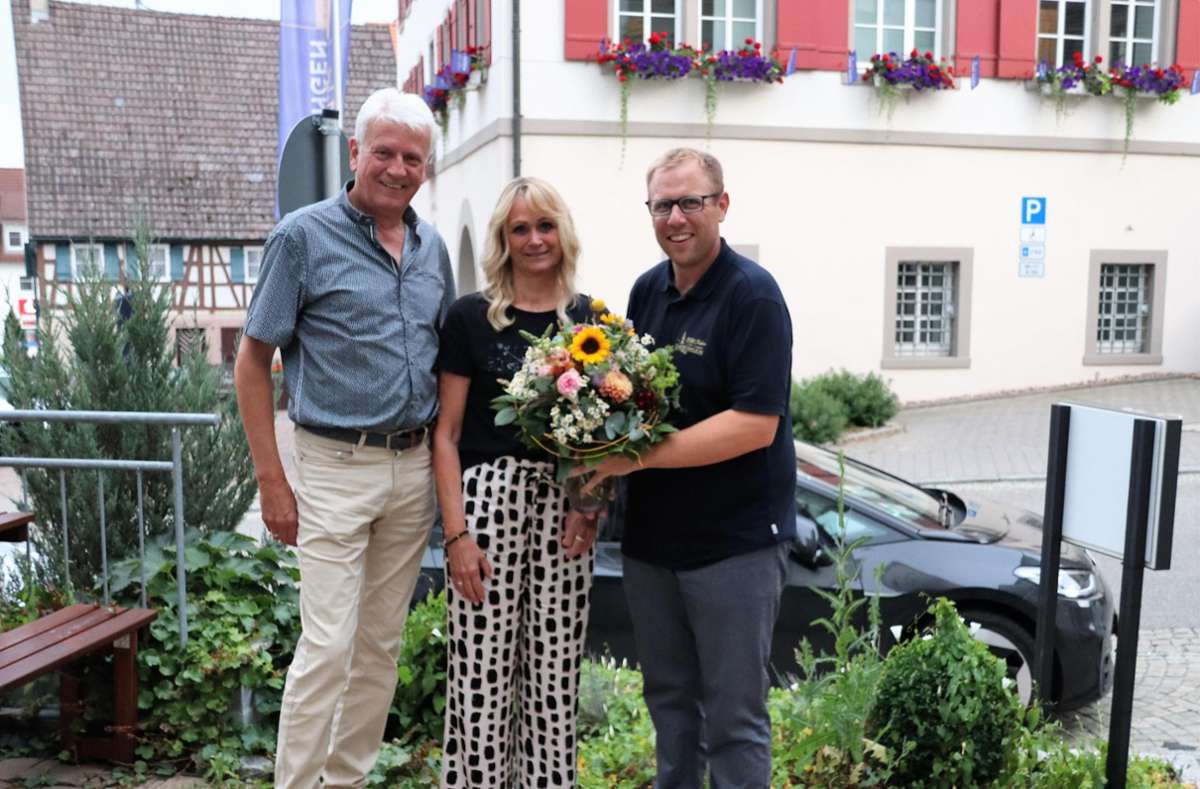 Reinhard Dettling, Ehefrau Susanne Dettling und Bürgermeister Ferdinand Truffner bei der Verabschiedung in den Ruhestand Foto: Schwind