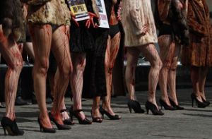 Blutiger Protest: In Pelzjacken und mit Kunstblut verschmierten Beinen protestieren Tierschützerinnen in Mexiko-Stadt gegen das Töten von Tieren für die Bekleidungsindustrie. Foto: AP