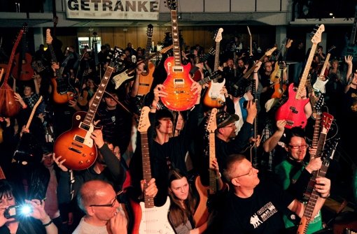 Gitarrenrekord! In Leinfelden-Echterdingen spielten 242 Gitarristen zusammen. Foto: dpa