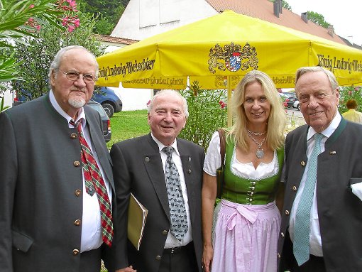 Friedemann Seevers und Siegfried Esslinger (von links) gratulierten Johann Georg Prinz von Hohenzollern (rechts), der seinen 80. Geburtstag feierte. Mit auf dem Bild: Desirée von Bohlen und Halbach.  Foto: Schohmann Foto: Schwarzwälder-Bote