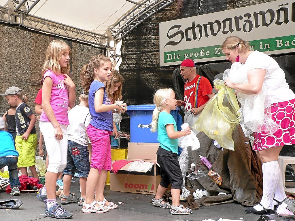 Was kommt wo rein? – Die Kinder helfen Herbie, Dorofee und dem Müllberg beim Aufräumen.  Foto: Bienger