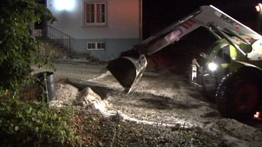 In Emmingen im Kreis Tuttlingen musste mit Schaufelladern der Hagel von den Straßen geräumt werden. Foto: Southnews