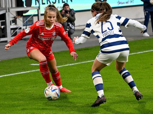 Die ersten Ballkontakte für Laura Gloning bei der ersten Damenmannschaft. Der FC Bayern gewann 7:0 in Duisburg.  Foto: Eibner