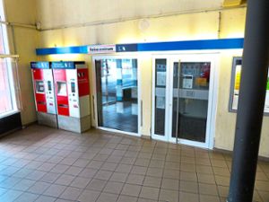 Ein Anblick, an den man sich wohl gewöhnen muss: die geschlossene  Verkaufsstelle der Deutschen Bahn am Calwer ZOB.  Foto: Dörr