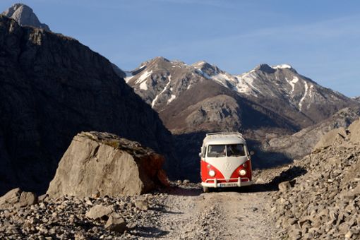 Durch malerische Landschaften im kleinen rot-weißen Bus: Peter Gebhard berichtet von seinem Bulli-Abenteuer. Foto: © Peter Gebhard Foto: Schwarzwälder Bote