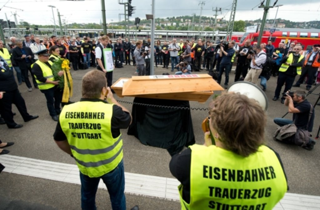 Symbolisch trugen die Eisenbahnler am Stuttgarter Hauptbahnhof ihre Sozialstandards zu Grabe.