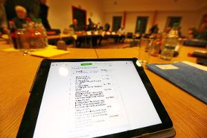 Auf dem Bildschirm statt auf Papier: In den Ausschüssen des Balinger Gemeinderat verwenden einzelne Stadträte bereits iPads. Ab voraussichtlich Mai werden die Unterlagen nur noch digital verschickt. Foto: Maier