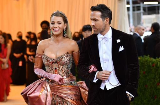 Schauspielerin Blake Lively und ihr Mann Ryan Reynolds waren Teil des diesjährigen Moderatoren-Teams. Lively wird bereits als Queen der Met Gala bezeichnet. Foto: AFP/ANGELA WEISS