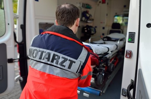Mit lebensgefährlichen Verletzungen wurde am Donnerstagabend ein 33-Jähriger nach einem Arbeitsunfall in Möhringen in eine Klinik gebracht.  Foto: dpa/Symbolbild