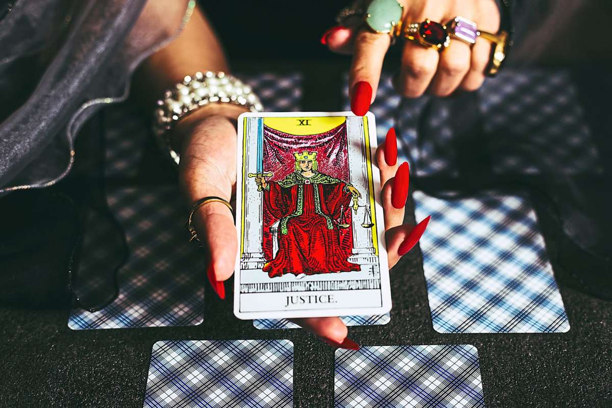 Eine 51-jährige Frau setzte auf Kartenleger und Wahrsager. (Symbolfoto) Foto: © beeboys  – stock.adobe.com