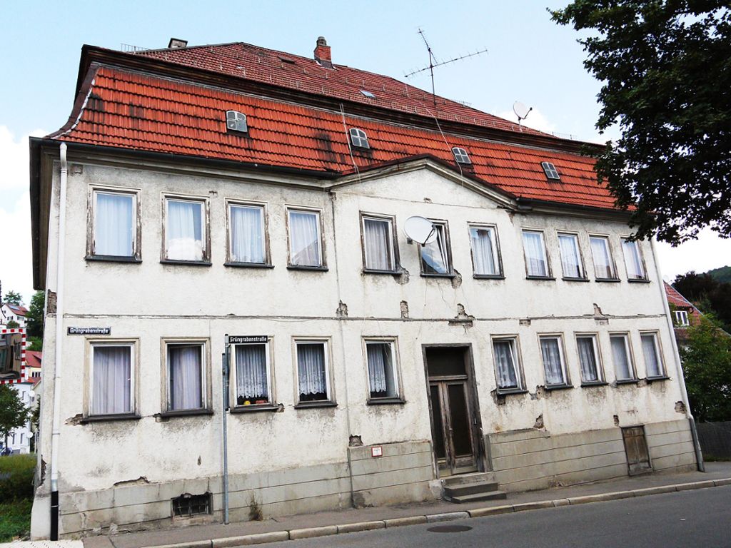 Wohnungen und ein Lokal will der Besitzer im Haus Grüngrabenstraße 64 einrichten.  Foto: Eyrich